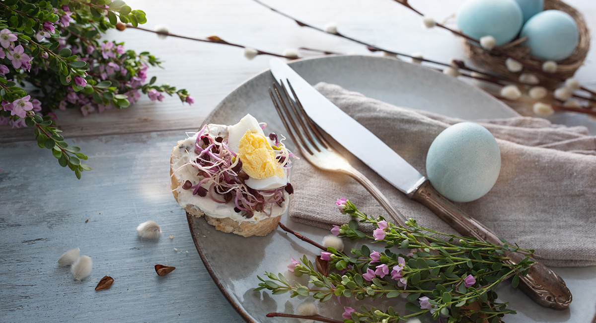 A table setting with a blue Easter Egg.