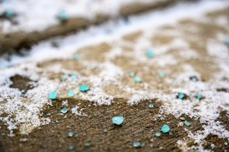 The City uses specially treated salt (magnesium chloride) on roads, bus stops and priority sidewalks when the temperature drops below -7° Celsius. 