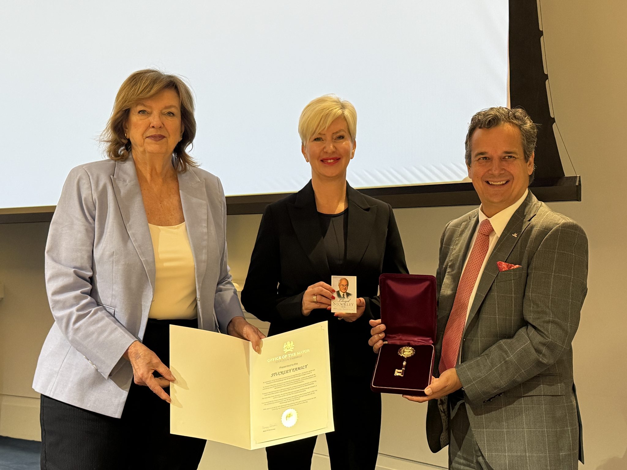 Mayor Carolyn Parrish presents Key to the City in memory of Lloyd ...