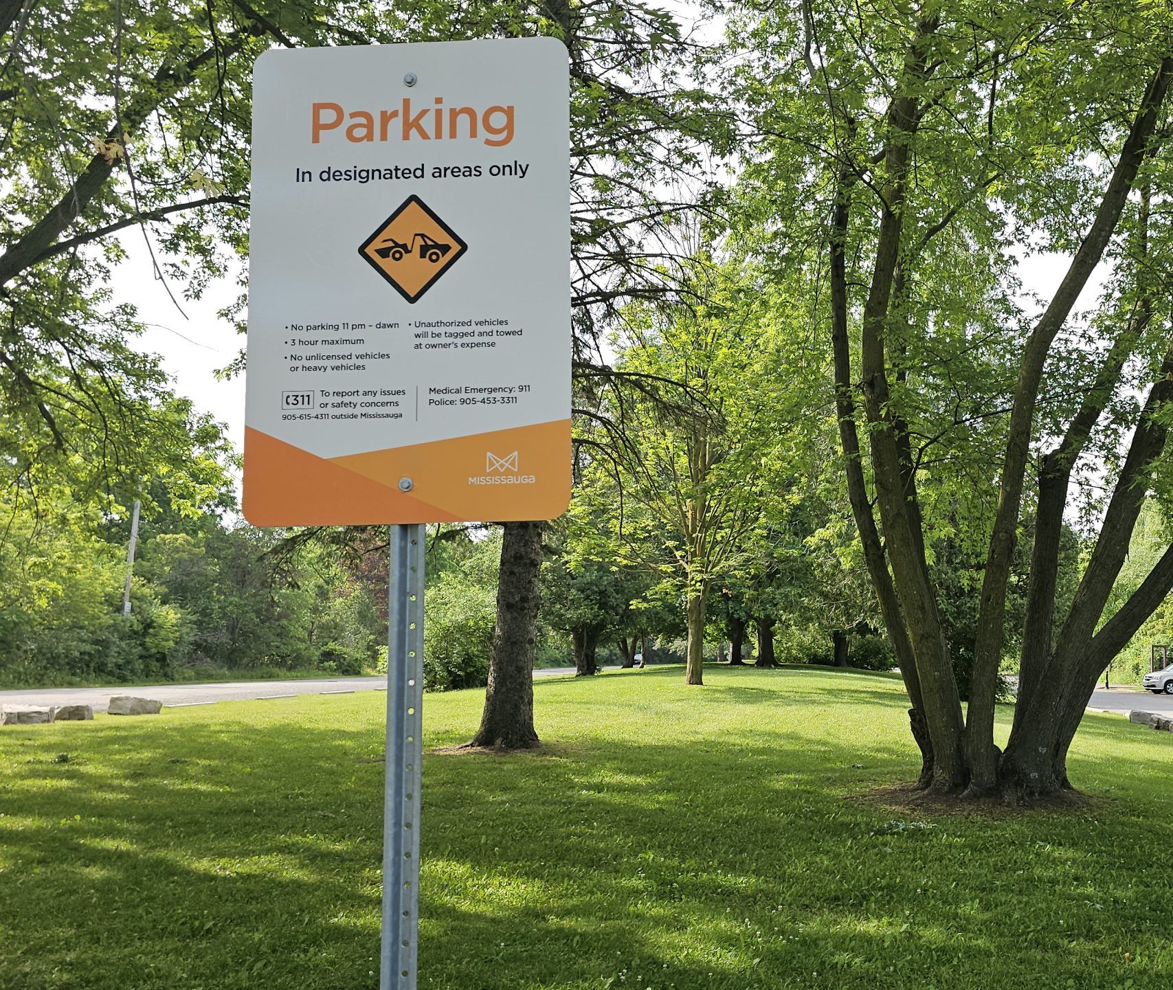 Parking sign in a parking lot