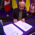 Mayor Serhiy Nadal of signs the Declaration of Cooperation and Twinning.