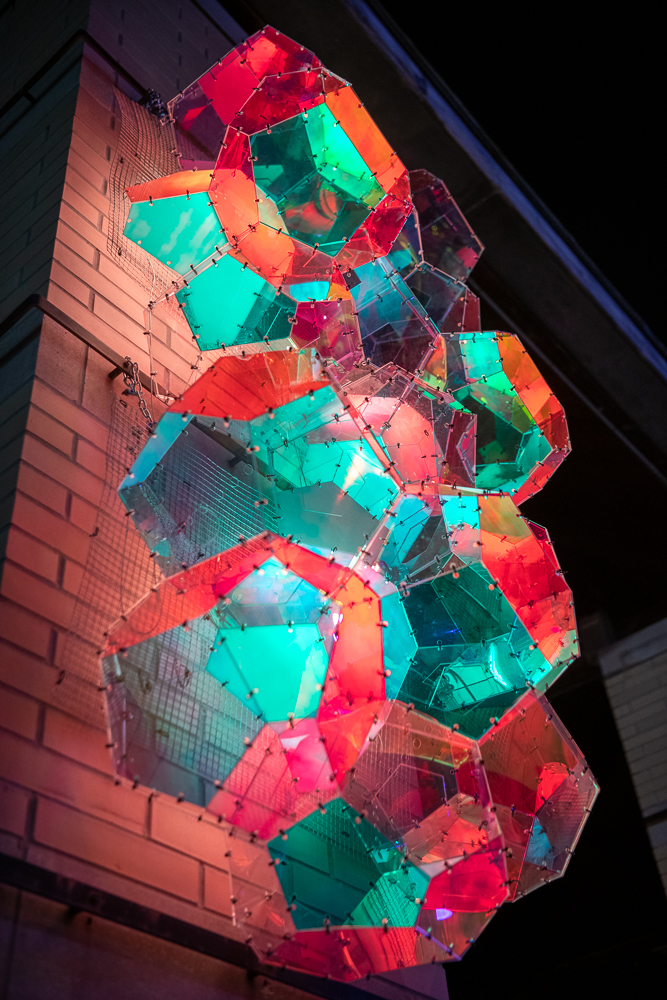 Light art sculpture with geometric shapes